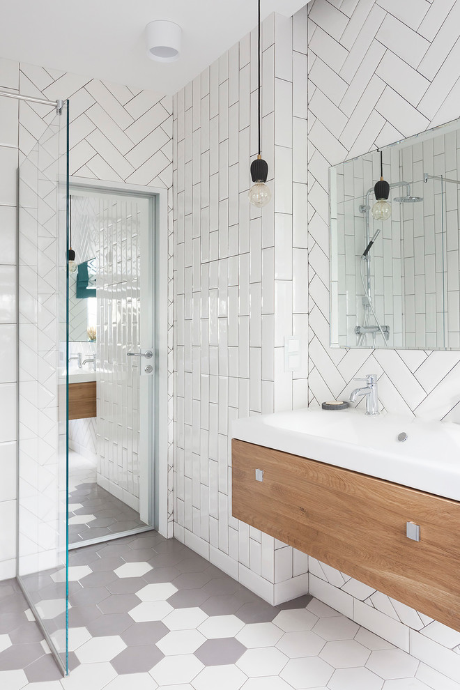 Inspiration for a scandi bathroom in Moscow with feature lighting.
