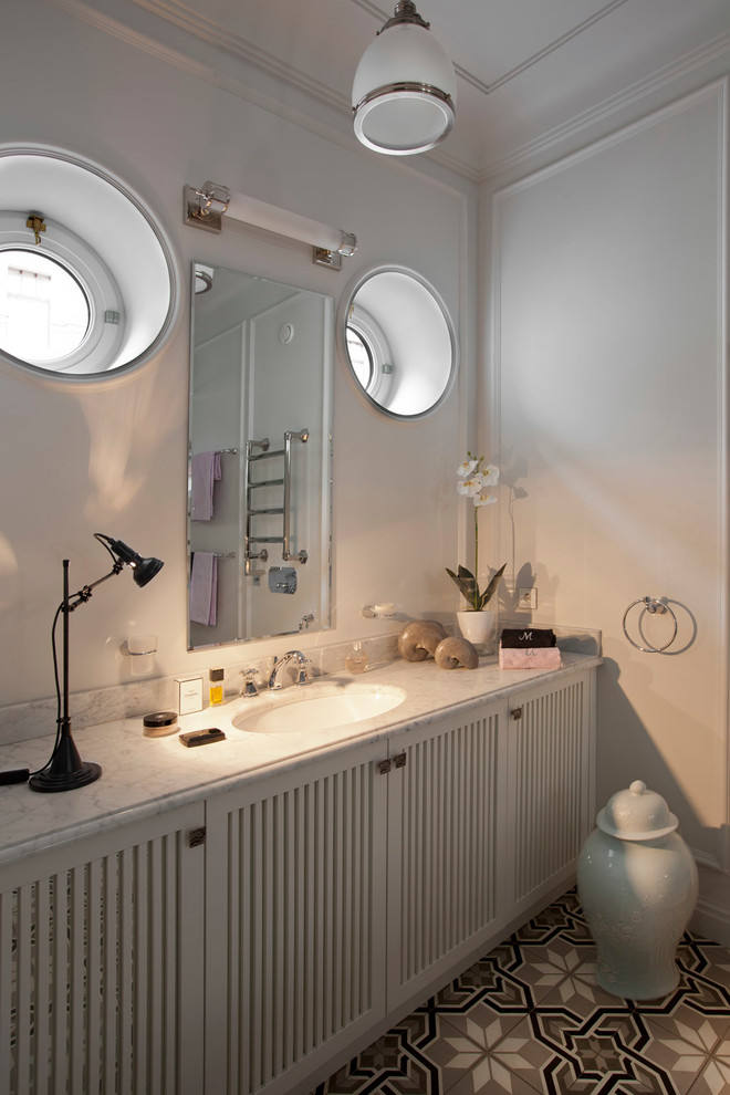 На фото: главная ванная комната в классическом стиле с белыми фасадами, белыми стенами, врезной раковиной и мраморной столешницей