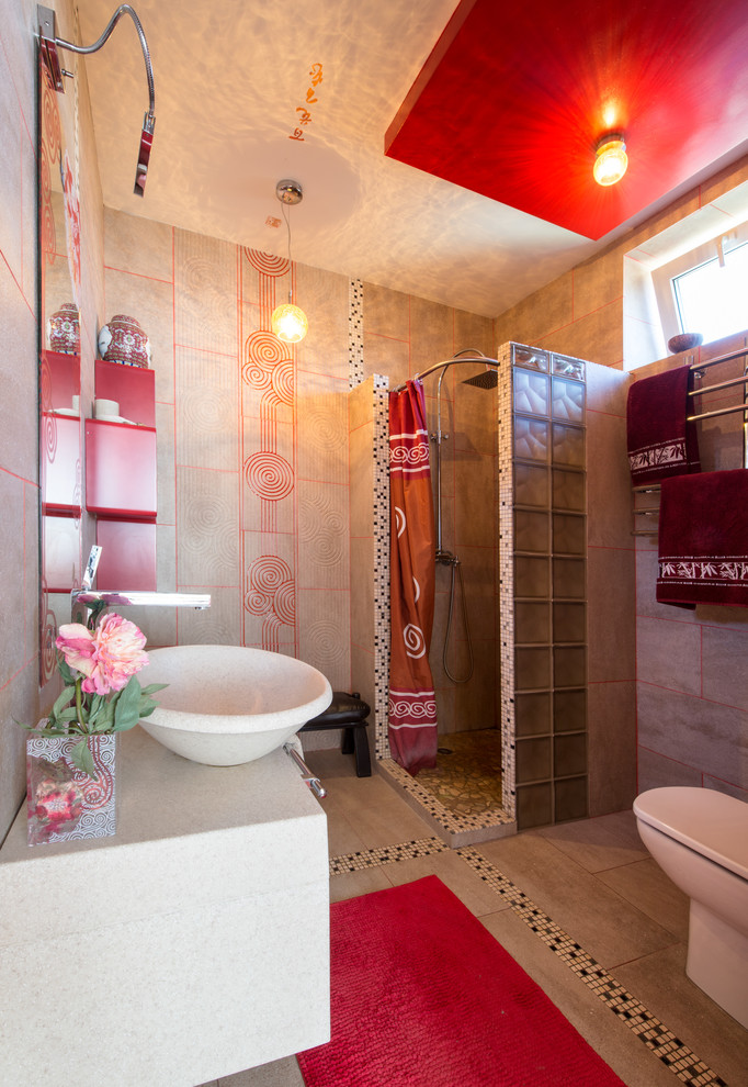 Diseño de cuarto de baño principal bohemio con puertas de armario blancas, ducha esquinera, baldosas y/o azulejos multicolor, lavabo sobreencimera y encimera de acrílico