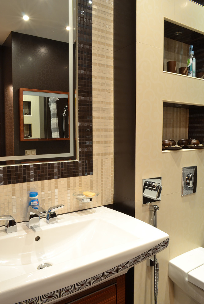 Esempio di una stanza da bagno padronale design di medie dimensioni con piastrelle marroni e piastrelle in ceramica