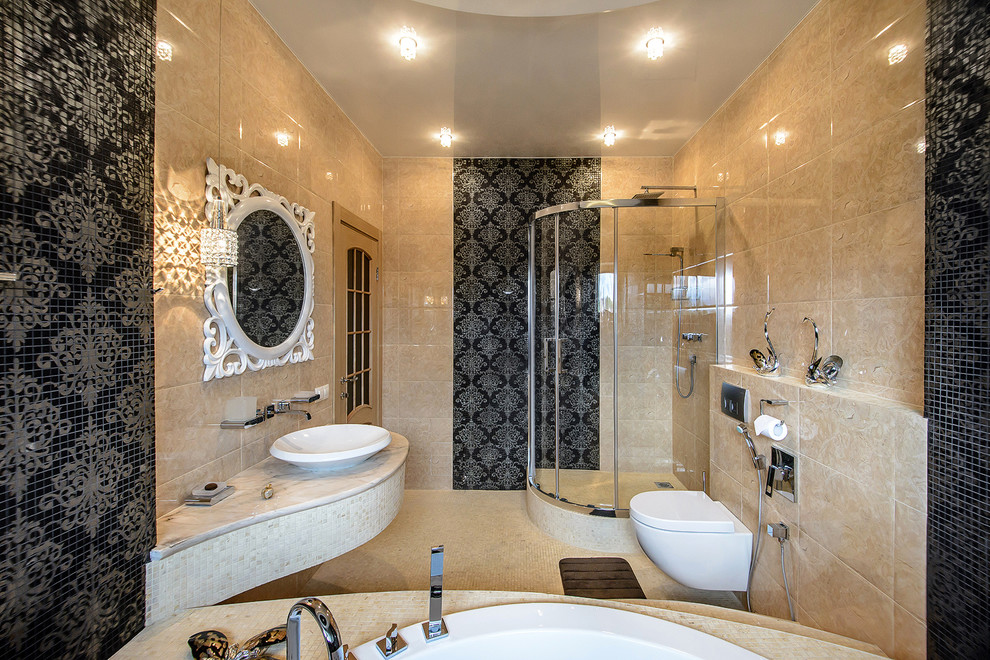 Свежая идея для дизайна: ванная комната среднего размера в стиле фьюжн с полновстраиваемой ванной, угловым душем, инсталляцией, разноцветной плиткой, керамической плиткой, бежевыми стенами, полом из мозаичной плитки, душевой кабиной, накладной раковиной, мраморной столешницей, бежевым полом, душем с раздвижными дверями и бежевой столешницей - отличное фото интерьера