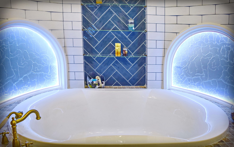 Источник вдохновения для домашнего уюта: большая главная ванная комната в стиле неоклассика (современная классика) с фасадами с выступающей филенкой, коричневыми фасадами, накладной ванной, белой плиткой, керамической плиткой, бежевыми стенами, полом из керамогранита, врезной раковиной, столешницей из плитки, бежевым полом, разноцветной столешницей и гигиеническим душем