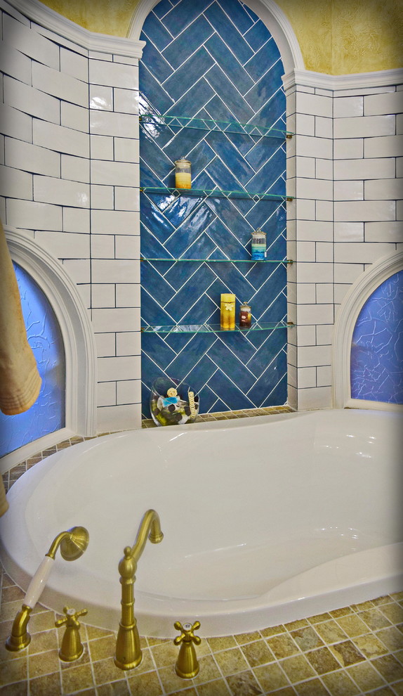 Стильный дизайн: большая главная ванная комната в стиле неоклассика (современная классика) с фасадами с выступающей филенкой, коричневыми фасадами, накладной ванной, белой плиткой, керамической плиткой, бежевыми стенами, полом из керамогранита, врезной раковиной, столешницей из плитки, бежевым полом, разноцветной столешницей и гигиеническим душем - последний тренд
