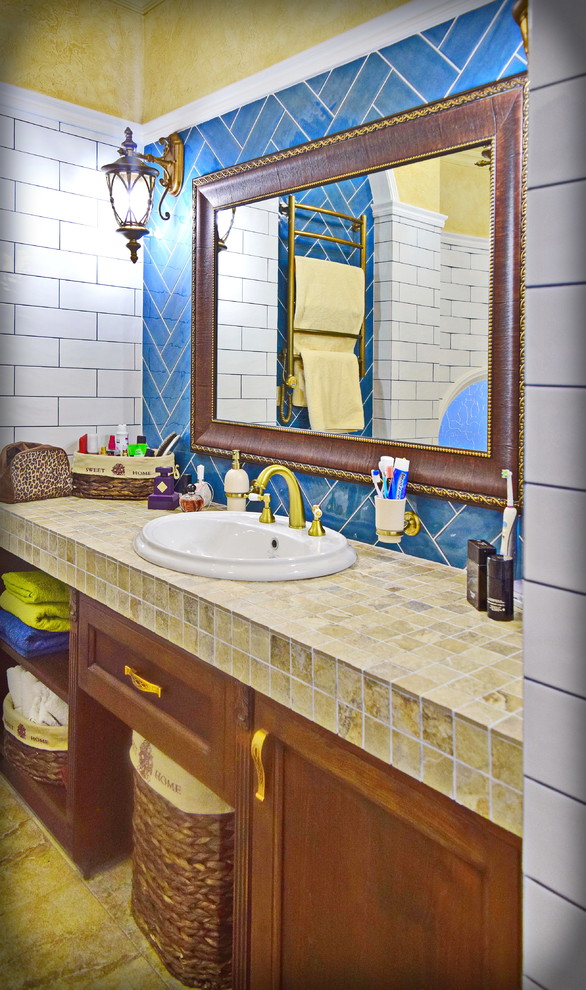 Источник вдохновения для домашнего уюта: большая главная ванная комната в стиле неоклассика (современная классика) с фасадами с выступающей филенкой, коричневыми фасадами, накладной ванной, белой плиткой, керамической плиткой, бежевыми стенами, полом из керамогранита, врезной раковиной, столешницей из плитки, бежевым полом, разноцветной столешницей и гигиеническим душем
