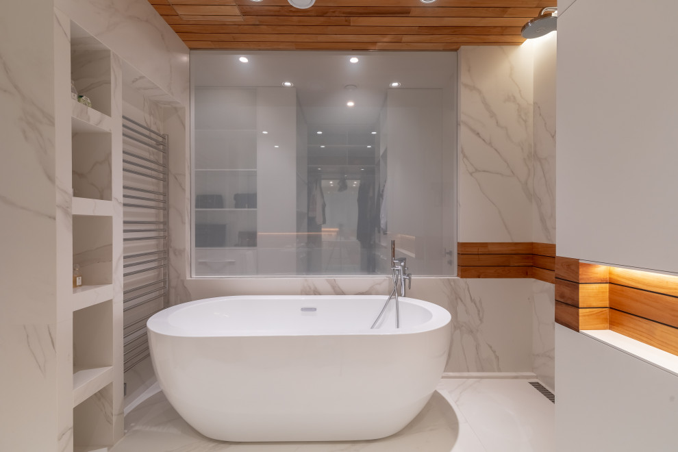 На фото: ванная комната в стиле неоклассика (современная классика) с белыми стенами и белым полом с