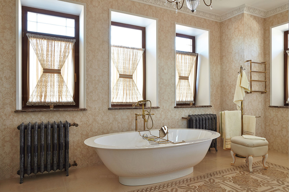 Réalisation d'une grande salle de bain principale tradition avec une baignoire indépendante, un mur beige et un sol en carrelage de céramique.