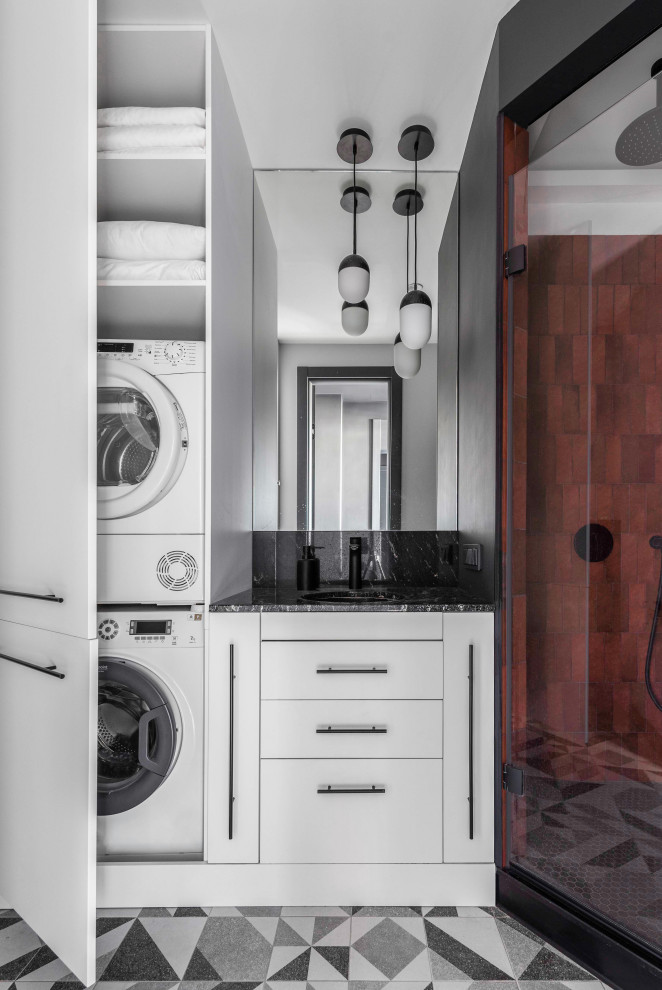 Exempel på ett mellanstort svart svart badrum med dusch, med släta luckor, vita skåp, våtrum, en vägghängd toalettstol, röd kakel, keramikplattor, grå väggar, ett undermonterad handfat, granitbänkskiva och dusch med gångjärnsdörr
