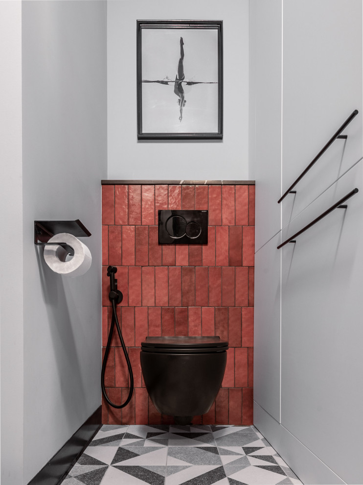 Idéer för att renovera ett mellanstort svart svart badrum med dusch, med släta luckor, vita skåp, våtrum, en vägghängd toalettstol, röd kakel, keramikplattor, grå väggar, ett undermonterad handfat, granitbänkskiva och dusch med gångjärnsdörr