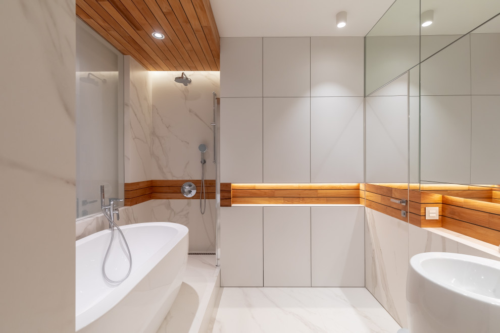 Idéer för ett stort modernt en-suite badrum, med ett fristående badkar, våtrum, vit kakel, vita väggar, vitt golv och med dusch som är öppen