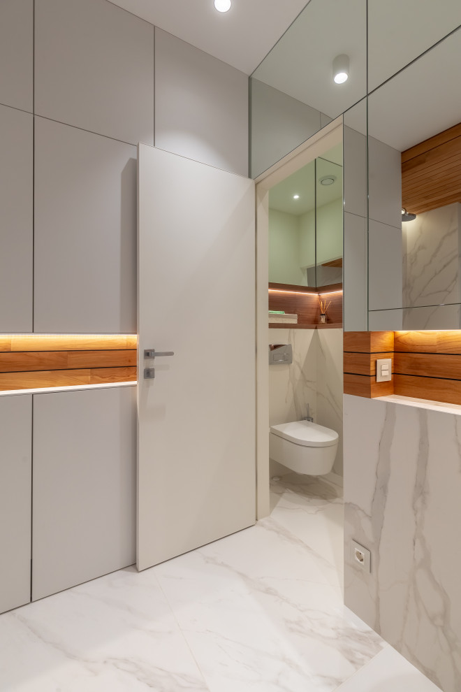 Пример оригинального дизайна: ванная комната в стиле неоклассика (современная классика) с белыми стенами и белым полом