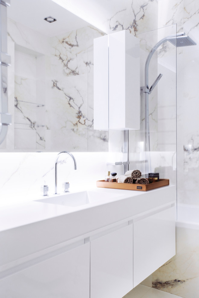 Idéer för funkis vitt en-suite badrum, med släta luckor, vita skåp, en dusch/badkar-kombination och ett integrerad handfat