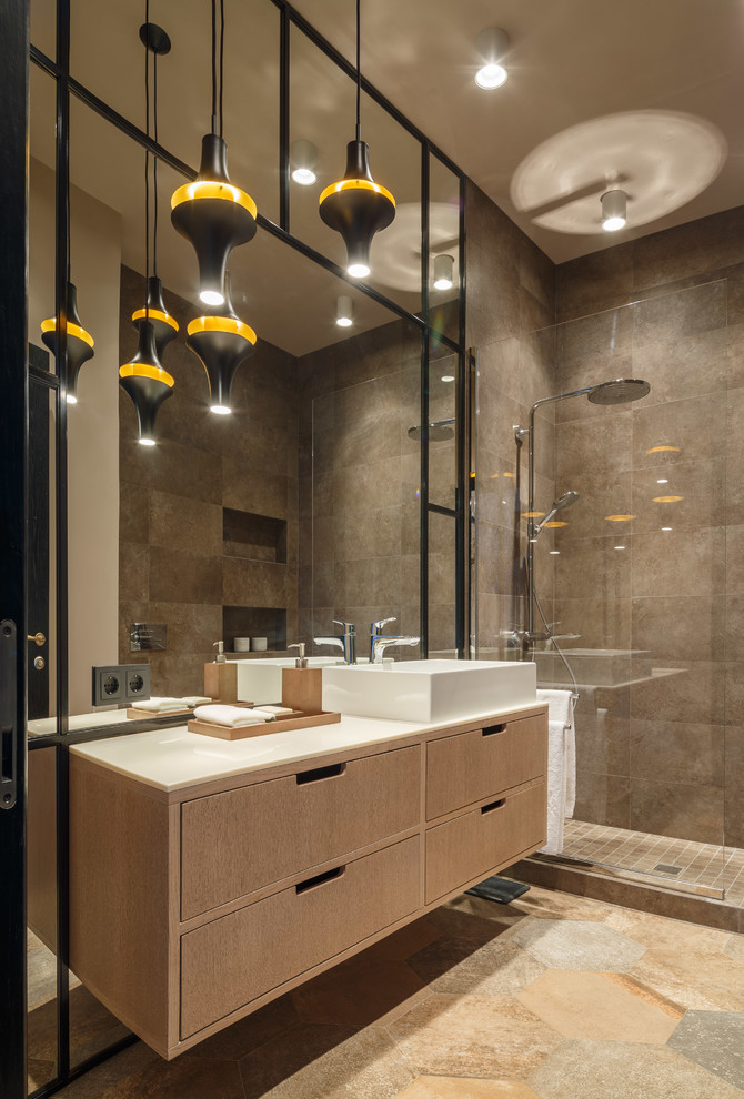 Ejemplo de cuarto de baño actual con armarios con paneles lisos, puertas de armario de madera clara, ducha empotrada, baldosas y/o azulejos marrones, suelo de baldosas de porcelana, aseo y ducha, lavabo sobreencimera, encimera de cuarzo compacto, suelo beige, encimeras blancas, paredes beige y ducha abierta