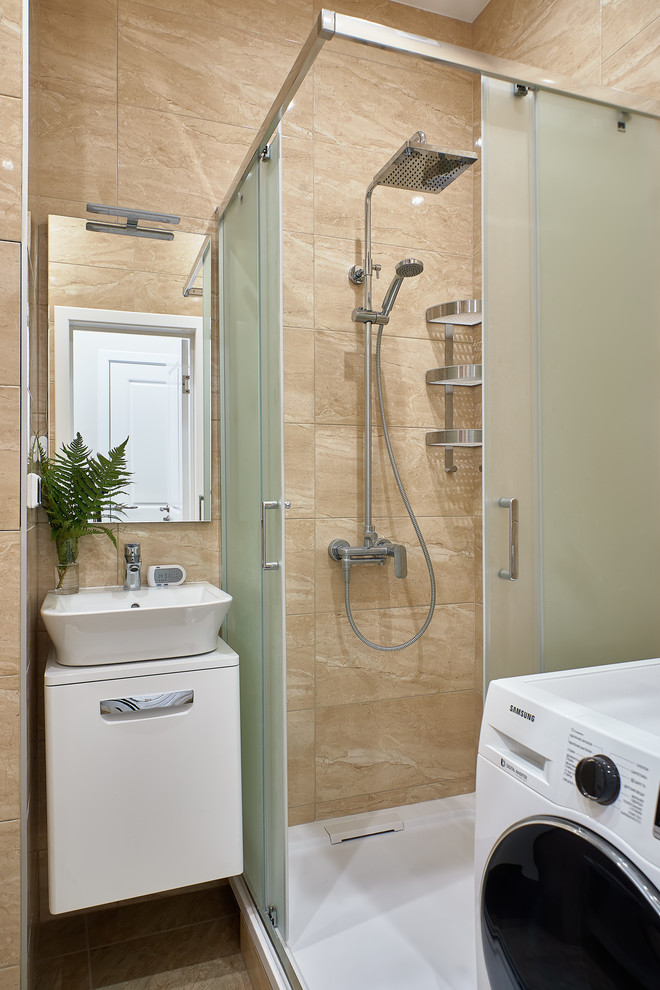 Cette photo montre une petite salle d'eau tendance avec un placard à porte plane, des portes de placard blanches, une douche d'angle, une vasque, une cabine de douche à porte coulissante, un plan de toilette blanc, un carrelage beige, un mur beige et un sol beige.