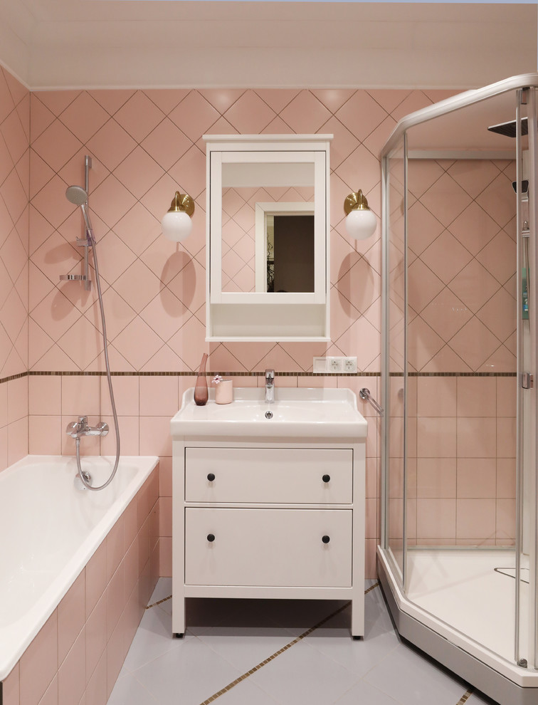 Réalisation d'une salle de bain principale et grise et rose design de taille moyenne avec un placard à porte plane, des portes de placard blanches, une baignoire en alcôve, une douche d'angle, un carrelage rose, des carreaux de céramique, un sol en carrelage de céramique, un sol gris, une cabine de douche à porte coulissante et un lavabo intégré.