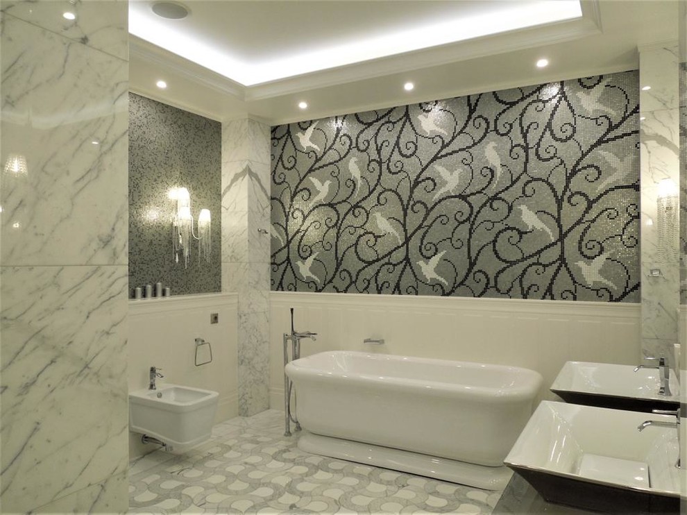 Пример оригинального дизайна: большая главная ванная комната в стиле неоклассика (современная классика) с фасадами с выступающей филенкой, белыми фасадами, отдельно стоящей ванной, душем над ванной, раздельным унитазом, красной плиткой, керамической плиткой, разноцветными стенами, полом из мозаичной плитки, настольной раковиной, столешницей из меди, серым полом, открытым душем и серой столешницей