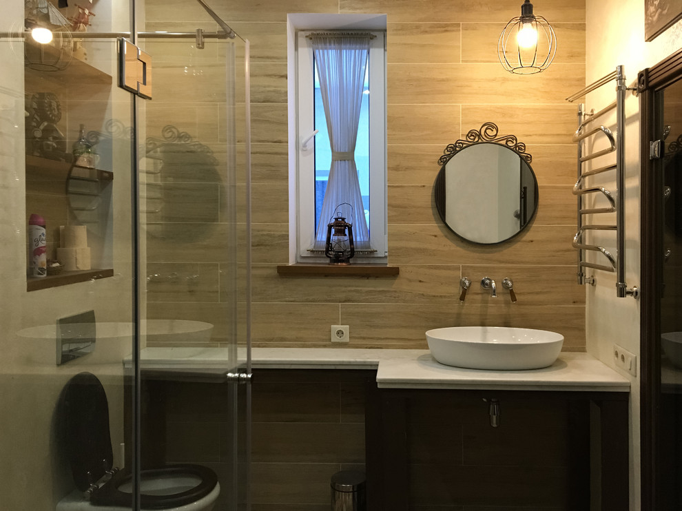 На фото: большая ванная комната в стиле неоклассика (современная классика) с душевой комнатой, бежевой плиткой, бежевыми стенами, полом из керамической плитки, душевой кабиной, настольной раковиной, мраморной столешницей, душем с распашными дверями и белой столешницей