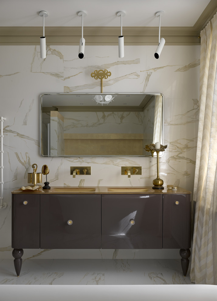 Klassisk inredning av ett gul gult badrum, med ett fristående badkar, våtrum, vit kakel, porslinskakel, klinkergolv i porslin, ett avlångt handfat, bänkskiva i glas och vitt golv