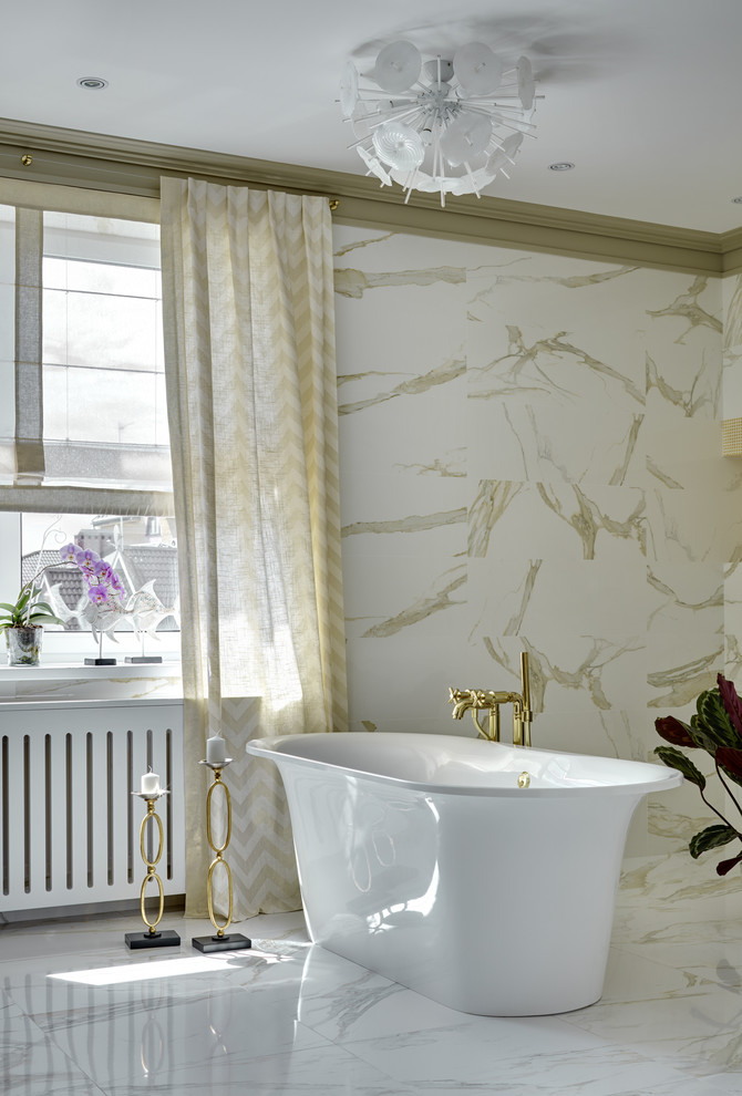 Aménagement d'une salle de bain principale classique avec une baignoire indépendante, un carrelage blanc et des carreaux de porcelaine.