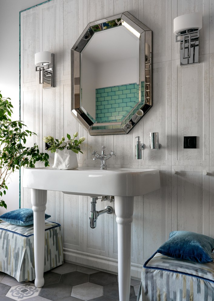 Inredning av ett skandinaviskt mellanstort en-suite badrum, med grå kakel, keramikplattor, grå väggar, klinkergolv i porslin, ett konsol handfat och grått golv
