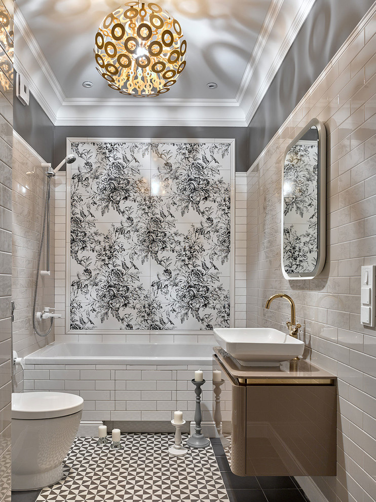 Стильный дизайн: главная ванная комната в классическом стиле с плоскими фасадами, коричневыми фасадами, ванной в нише, душем над ванной, раздельным унитазом, белой плиткой, черно-белой плиткой, серыми стенами и настольной раковиной - последний тренд