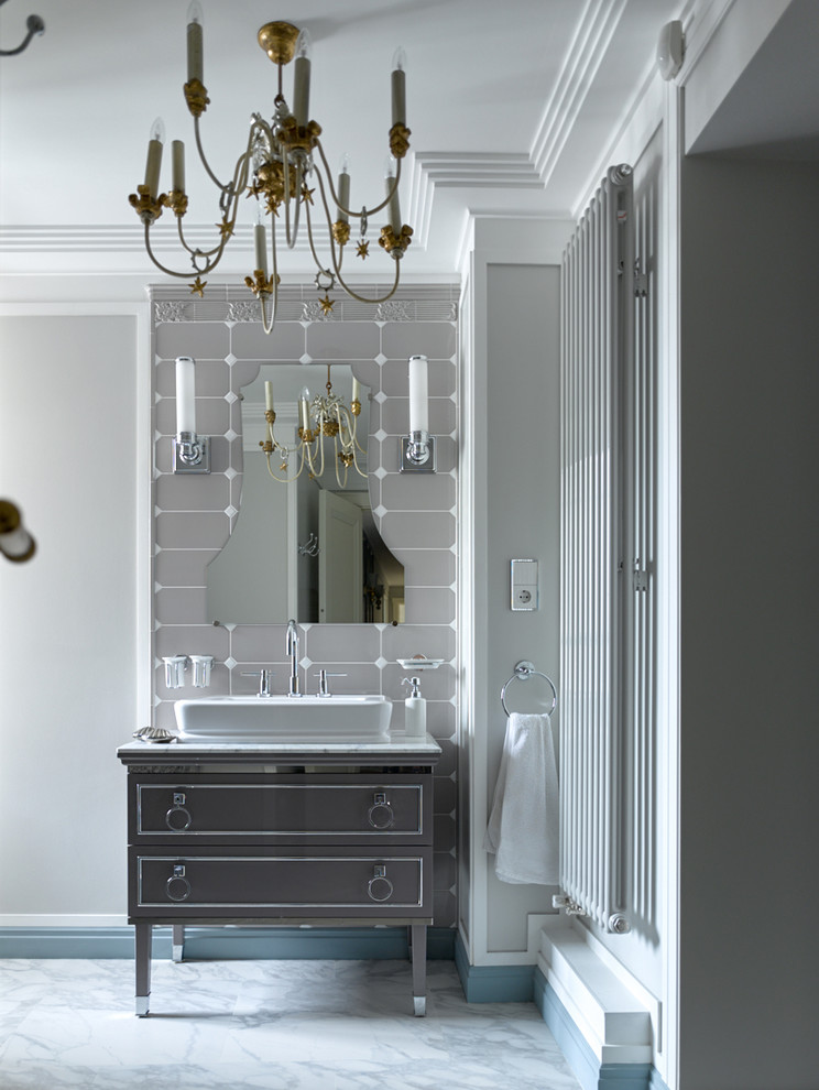 Foto de cuarto de baño clásico renovado con puertas de armario grises, lavabo sobreencimera y suelo gris
