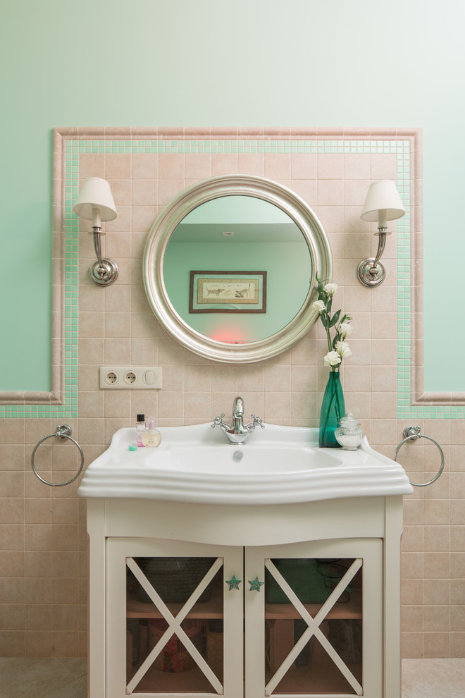 Источник вдохновения для домашнего уюта: главная ванная комната в классическом стиле с бежевой плиткой, плиткой из травертина, зелеными стенами, бежевым полом, стеклянными фасадами, белыми фасадами и монолитной раковиной