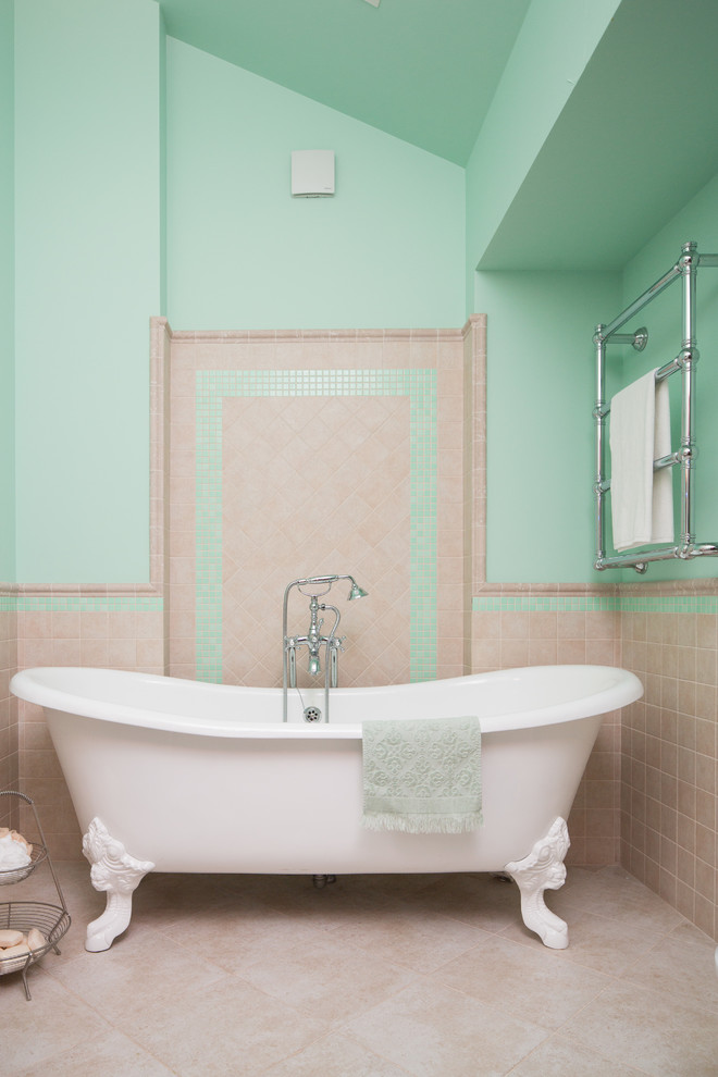 Modelo de cuarto de baño principal actual con bañera con patas, baldosas y/o azulejos beige, baldosas y/o azulejos de travertino, paredes verdes y suelo beige