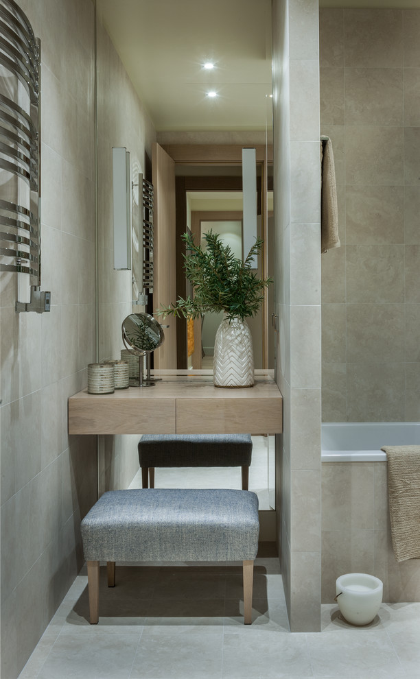 Inspiration pour une salle de bain principale design en bois brun de taille moyenne avec un placard à porte plane, un carrelage beige, des carreaux de porcelaine, un sol en carrelage de porcelaine, un plan de toilette en bois et une baignoire en alcôve.