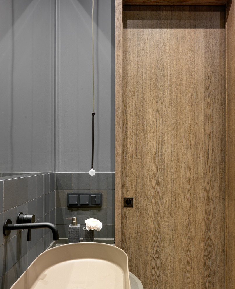 Ispirazione per una piccola stanza da bagno minimal con ante beige, piastrelle grigie, pareti grigie, lavabo a bacinella e top beige