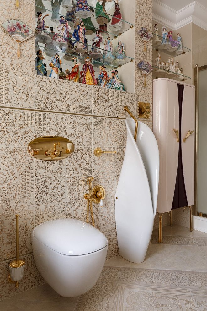 Exempel på ett stort klassiskt en-suite badrum, med beige skåp, ett fristående badkar, en hörndusch, ett urinoar, beige kakel, keramikplattor, beige väggar, klinkergolv i porslin, ett avlångt handfat, beiget golv och dusch med gångjärnsdörr