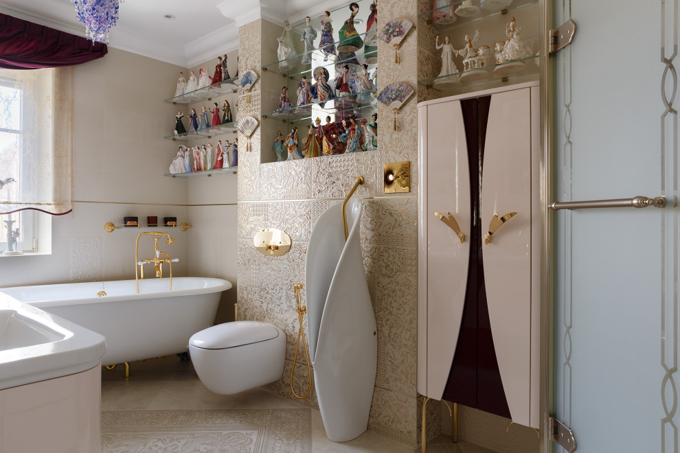Bild på ett stort vintage en-suite badrum, med beige skåp, ett fristående badkar, en hörndusch, ett urinoar, beige kakel, keramikplattor, beige väggar, klinkergolv i porslin, ett avlångt handfat, beiget golv och dusch med gångjärnsdörr