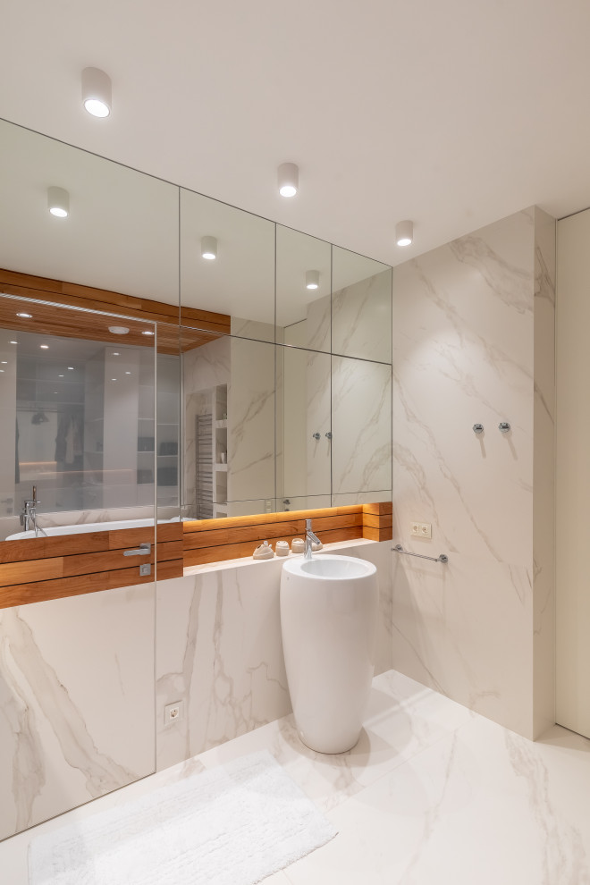 На фото: ванная комната в стиле неоклассика (современная классика) с белыми стенами и белым полом с