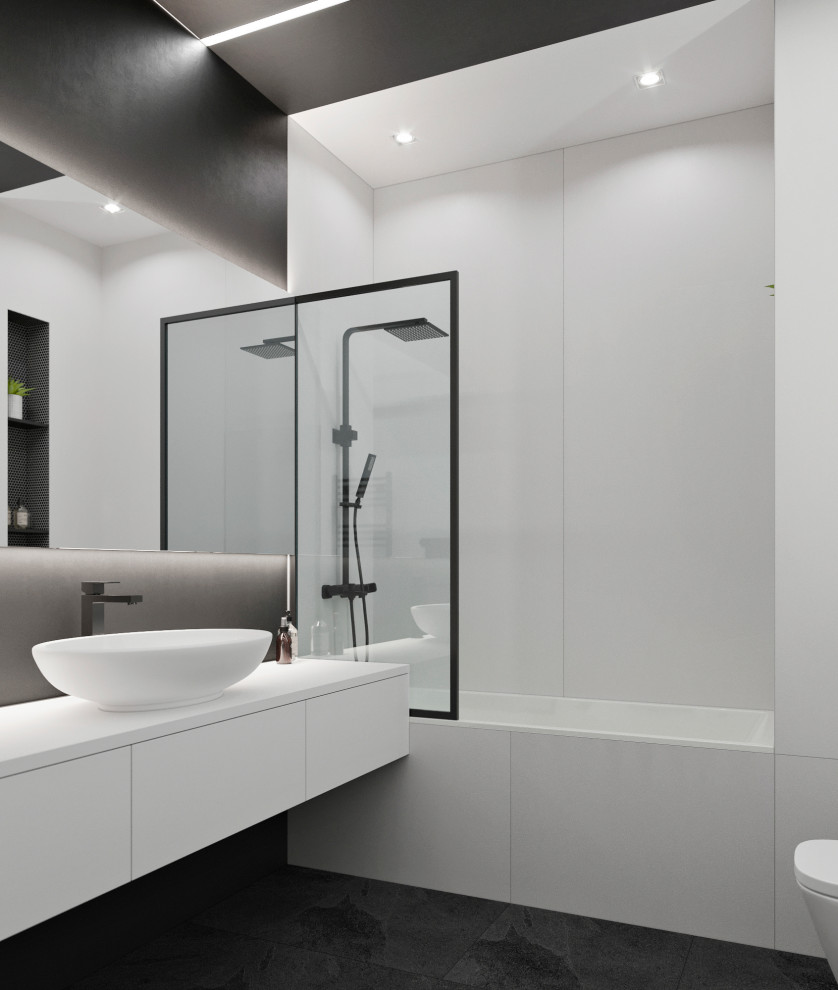 Idéer för mellanstora funkis vitt en-suite badrum, med släta luckor, vita skåp, ett undermonterat badkar, en vägghängd toalettstol, vit kakel, porslinskakel, vita väggar, klinkergolv i porslin, ett fristående handfat, bänkskiva i akrylsten, svart golv, dusch med duschdraperi och en dusch/badkar-kombination