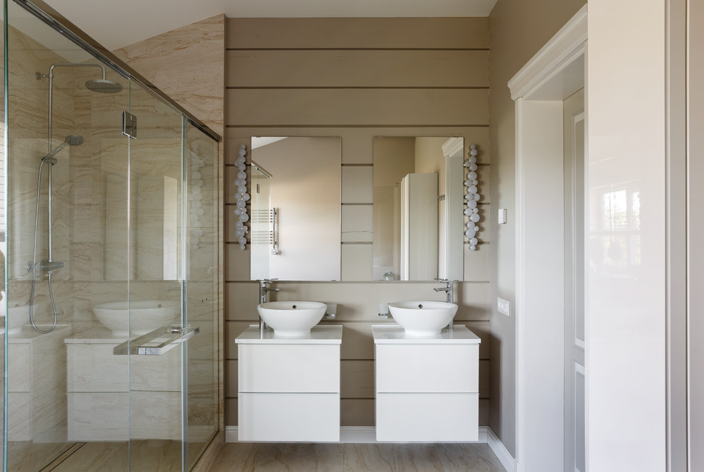 Inspiration för ett stort funkis vit vitt badrum med dusch, med släta luckor, vita skåp, en dubbeldusch, beige väggar, klinkergolv i porslin, ett fristående handfat, bänkskiva i akrylsten, beiget golv och dusch med gångjärnsdörr