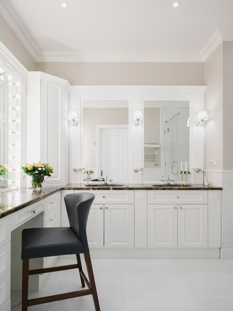 モスクワにある高級な広いトランジショナルスタイルのおしゃれな浴室 (白いキャビネット、ベージュの壁、アンダーカウンター洗面器、大理石の洗面台、白い床、ブラウンの洗面カウンター) の写真