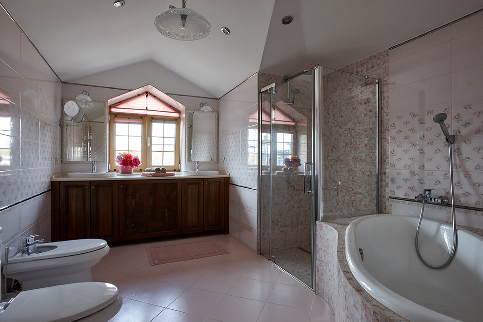 Modelo de cuarto de baño principal actual con bañera encastrada, bidé, lavabo encastrado y ducha con puerta con bisagras