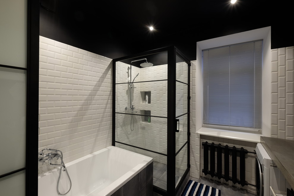 На фото: ванная комната среднего размера в стиле лофт с открытыми фасадами, серыми фасадами, полновстраиваемой ванной, душем над ванной, инсталляцией, черной плиткой, керамической плиткой, белыми стенами, полом из керамогранита, накладной раковиной, столешницей из бетона, серым полом, душем с распашными дверями и серой столешницей