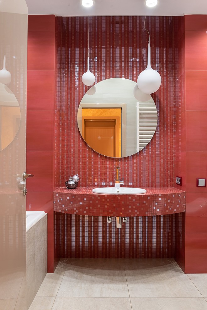 Modernes Badezimmer mit roten Fliesen, Mosaikfliesen, Einbauwaschbecken, gefliestem Waschtisch, beigem Boden und roter Waschtischplatte in Sonstige