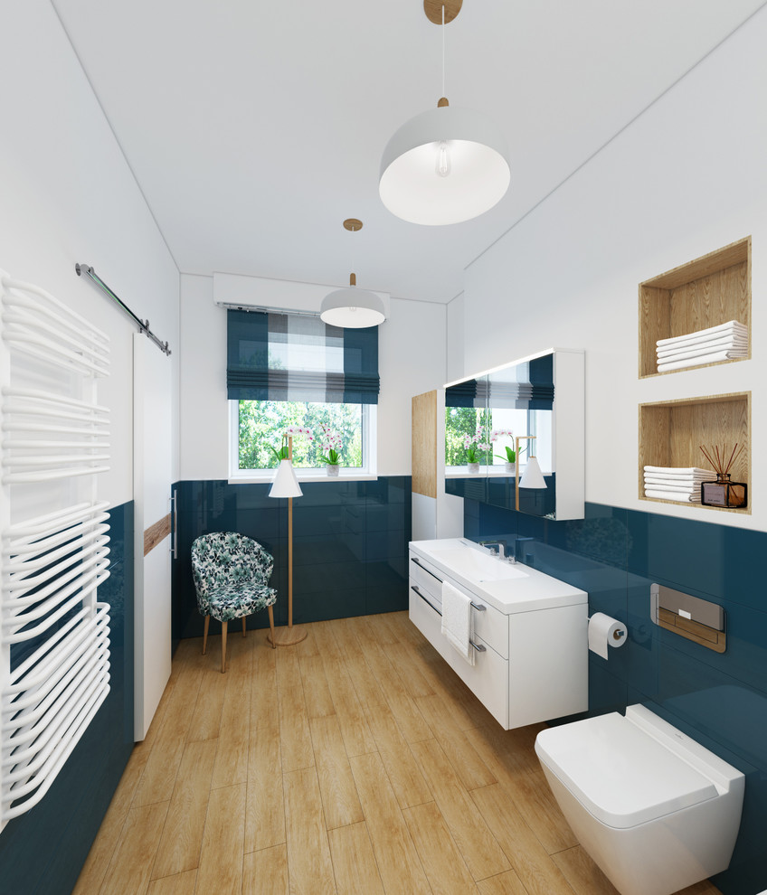Источник вдохновения для домашнего уюта: ванная комната среднего размера в скандинавском стиле с плоскими фасадами, белыми фасадами, раздельным унитазом, синей плиткой, керамической плиткой, белыми стенами, монолитной раковиной и бежевым полом