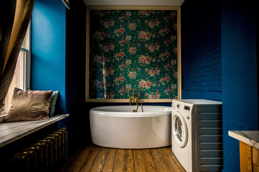 Inspiration för eklektiska badrum med dusch, med ett fristående badkar, blå väggar och mellanmörkt trägolv