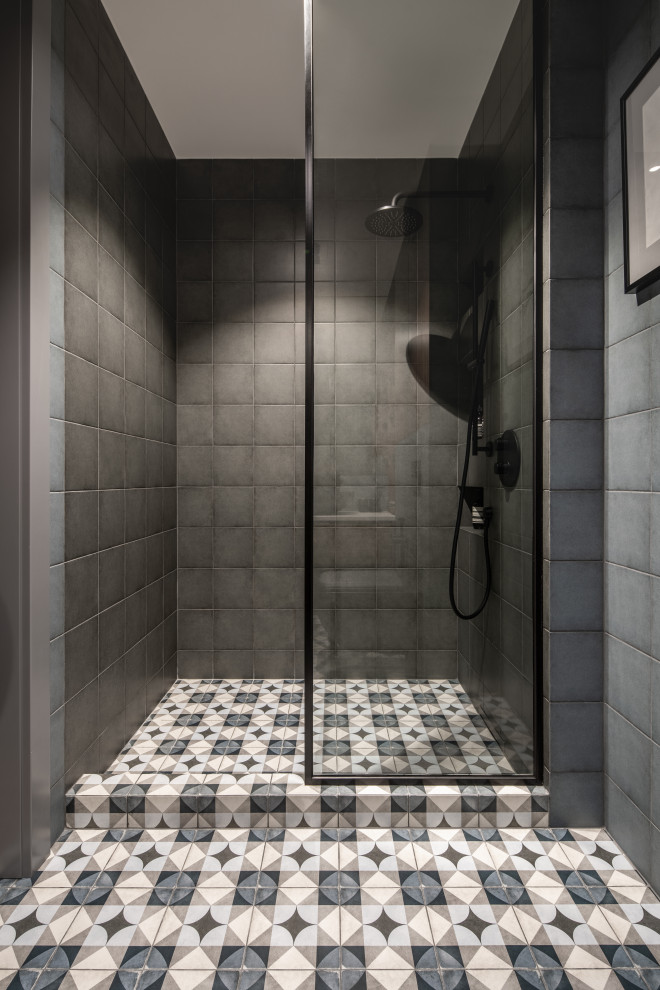 Свежая идея для дизайна: большая главная ванная комната в современном стиле с душем в нише, черной плиткой, керамической плиткой, черными стенами, полом из керамической плитки, синим полом, шторкой для ванной и нишей - отличное фото интерьера