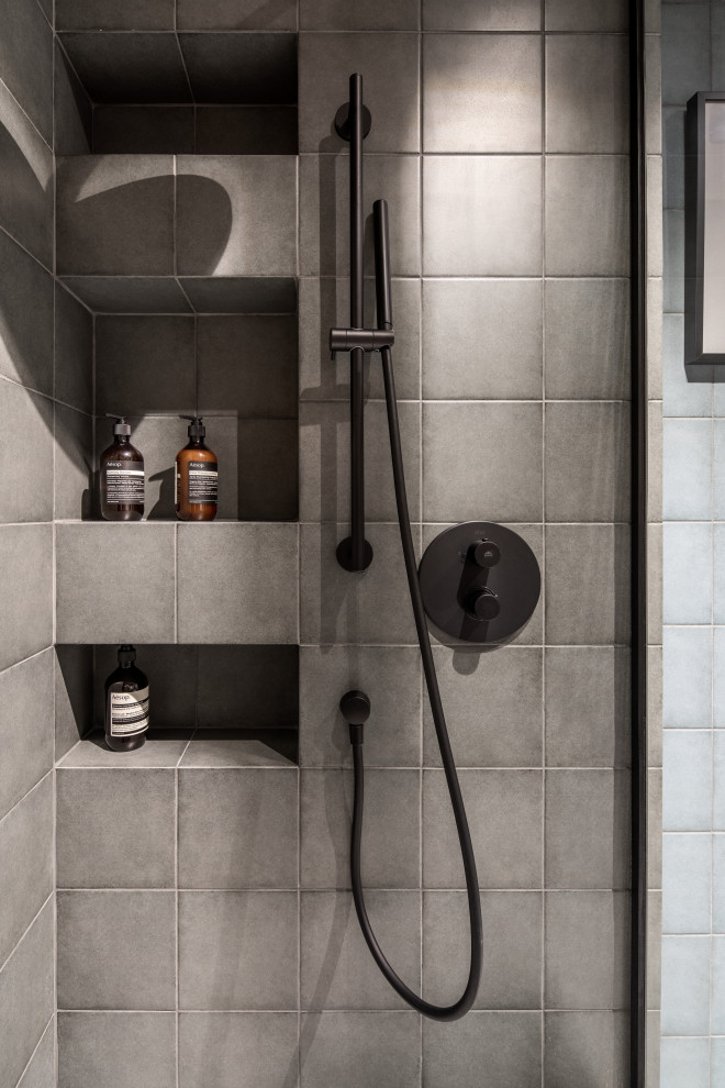 Cette photo montre une grande douche en alcôve principale tendance avec un carrelage noir, des carreaux de céramique, un sol en carrelage de céramique, un sol bleu, une cabine de douche avec un rideau et une niche.