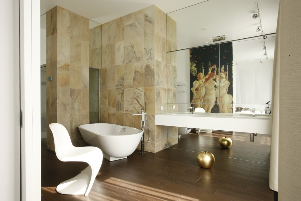 Modelo de cuarto de baño contemporáneo grande con bañera exenta, paredes beige y encimera de acrílico
