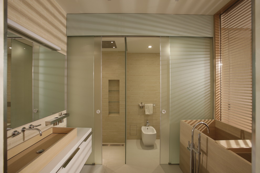 Réalisation d'une salle de bain principale design avec un bain japonais.