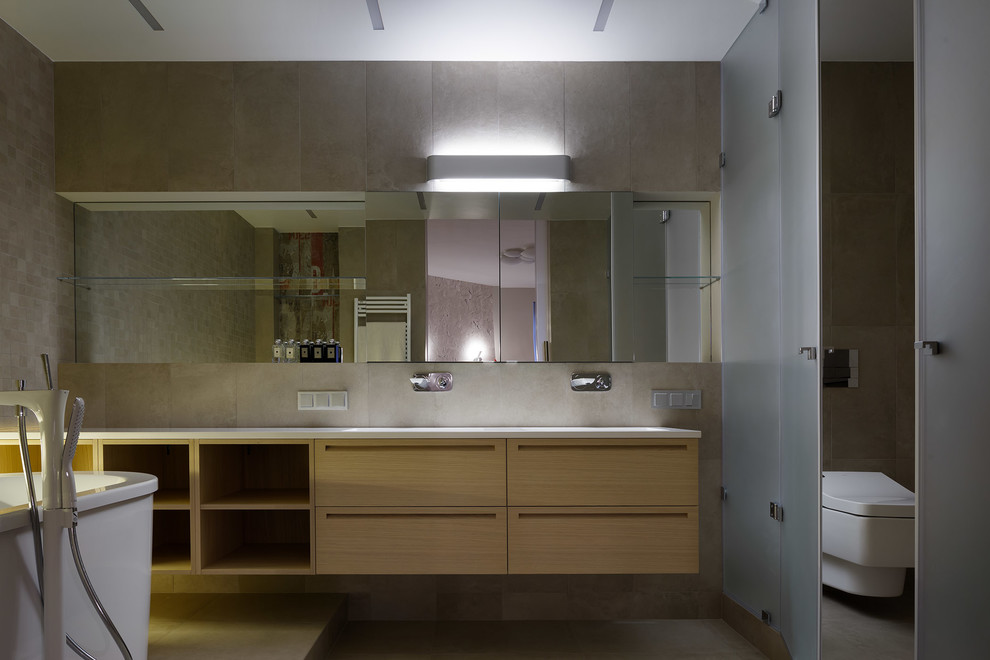 Esempio di una stanza da bagno padronale design con ante lisce, ante in legno scuro, piastrelle grigie, lavabo integrato e WC sospeso