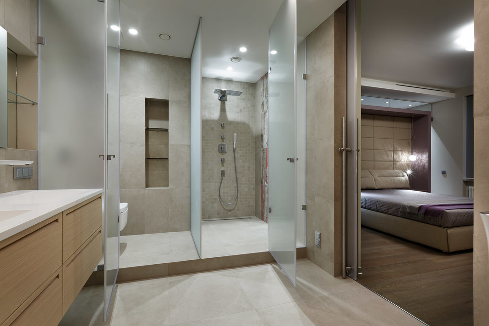 Immagine di una stanza da bagno design con doccia alcova, piastrelle beige e lavabo integrato
