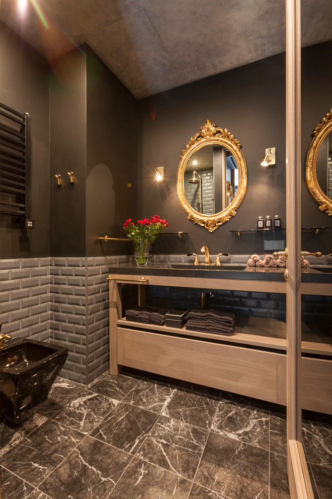 Cette photo montre une salle de bain éclectique avec un carrelage gris, un carrelage métro, un mur marron et un lavabo intégré.