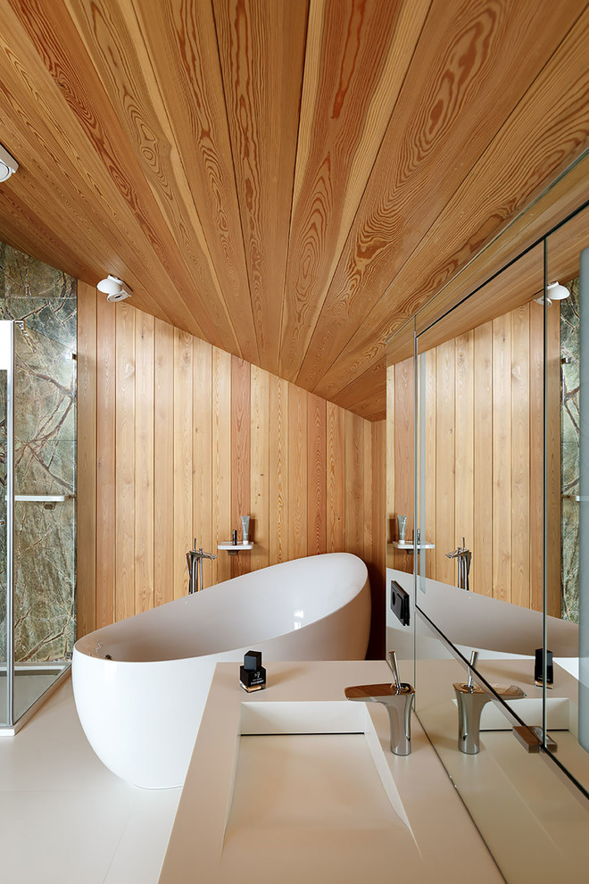 Bild på ett funkis badrum, med bruna väggar och ett integrerad handfat