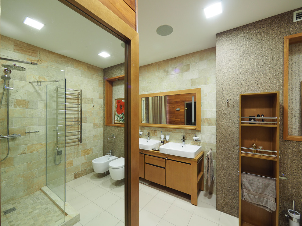 Idée de décoration pour une salle de bain principale design de taille moyenne avec des portes de placard beiges, un carrelage beige et un plan de toilette en bois.