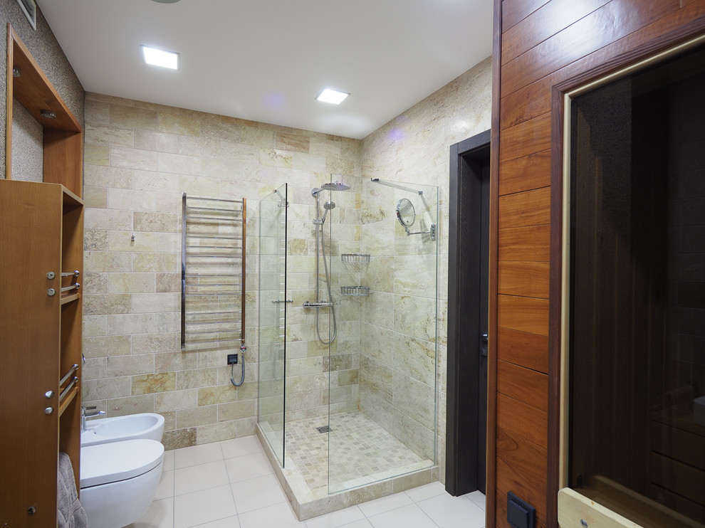 На фото: главная ванная комната среднего размера в современном стиле с бежевыми фасадами, бежевой плиткой и столешницей из дерева